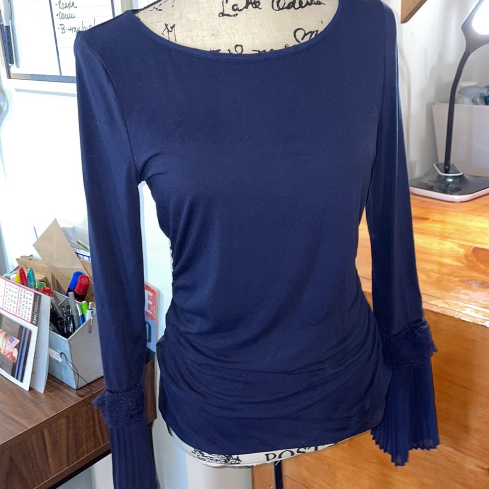 Gorgeous fitted navy shirt with accent sleeves from White House black market